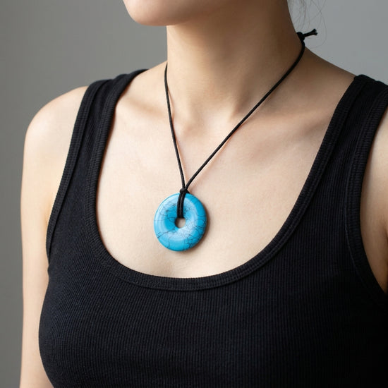 Türkis (rekonstruiert) Donut | 40 mm Anhänger + Baumwollband — Lifestyle-Tragebild